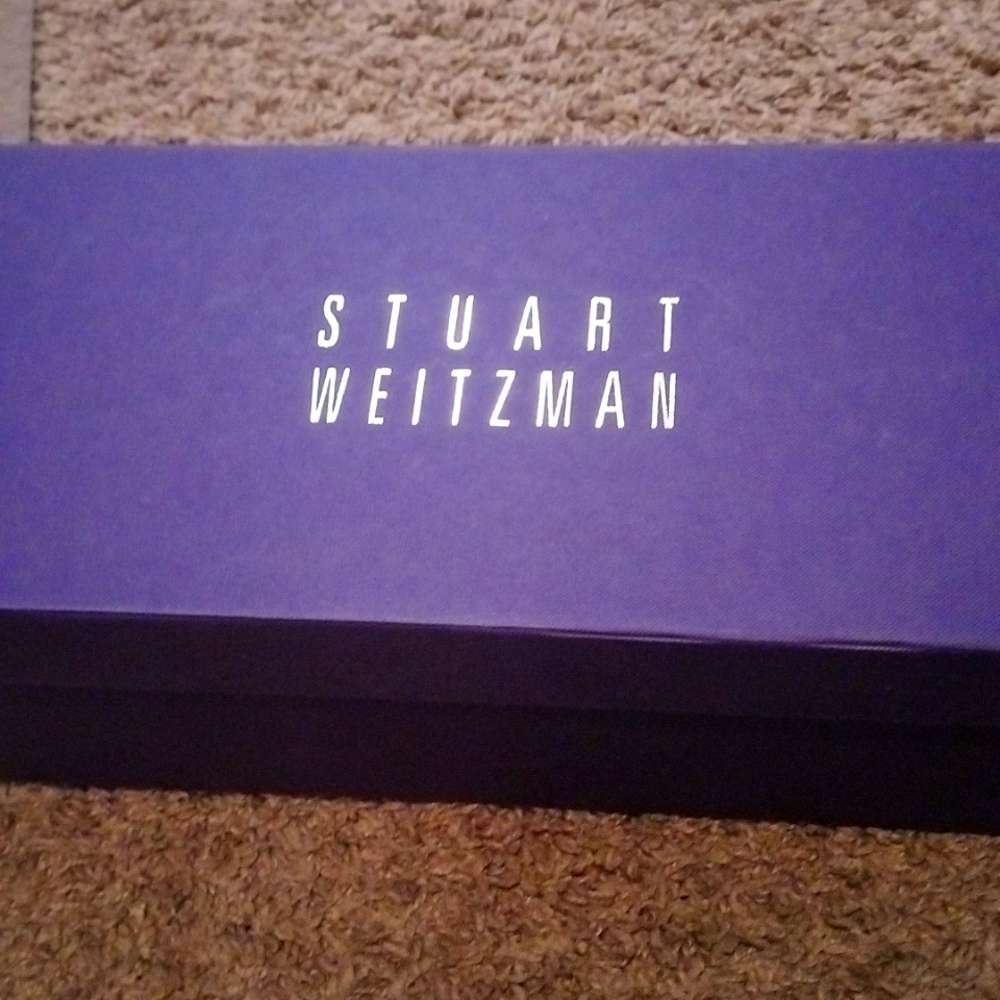 A beautiful pair of stuart weitzman women snakeskin pumps size 6.5
